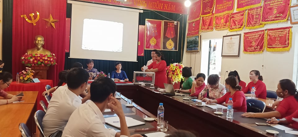 Bỏ phiếu tín nhiệm banBan TTND